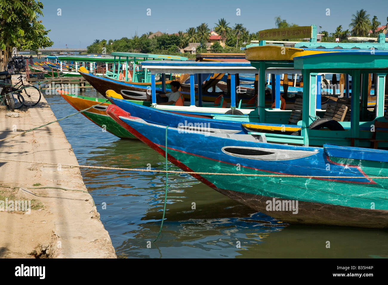 Ausflugsboote geparkt in Hoi an ein Stockfoto