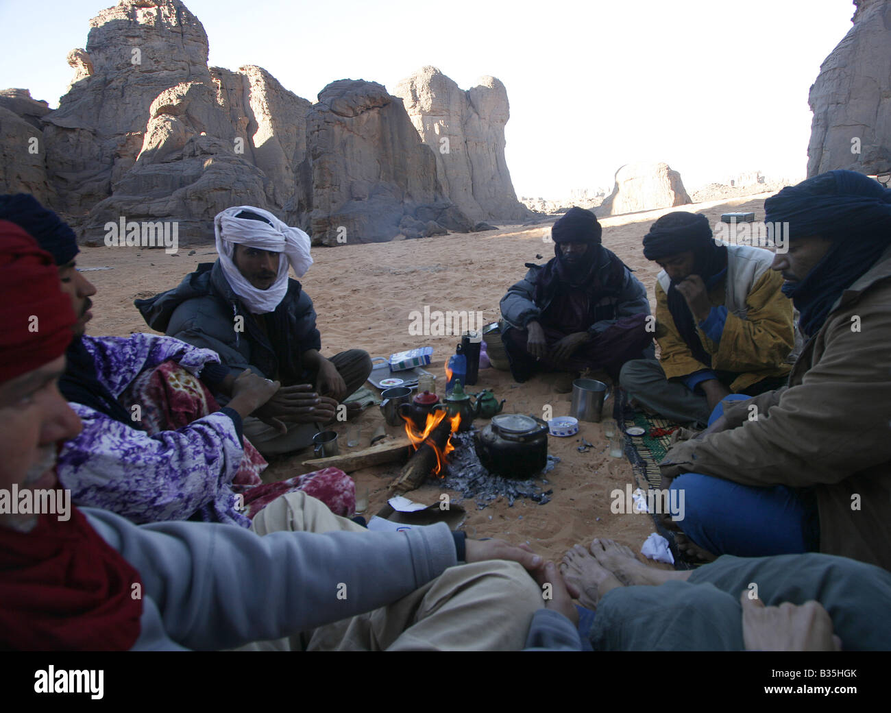 Tuareg in Lagerfeuer El Ghessour Tassili Ahaggar Sahara Wüste Algerien Stockfoto