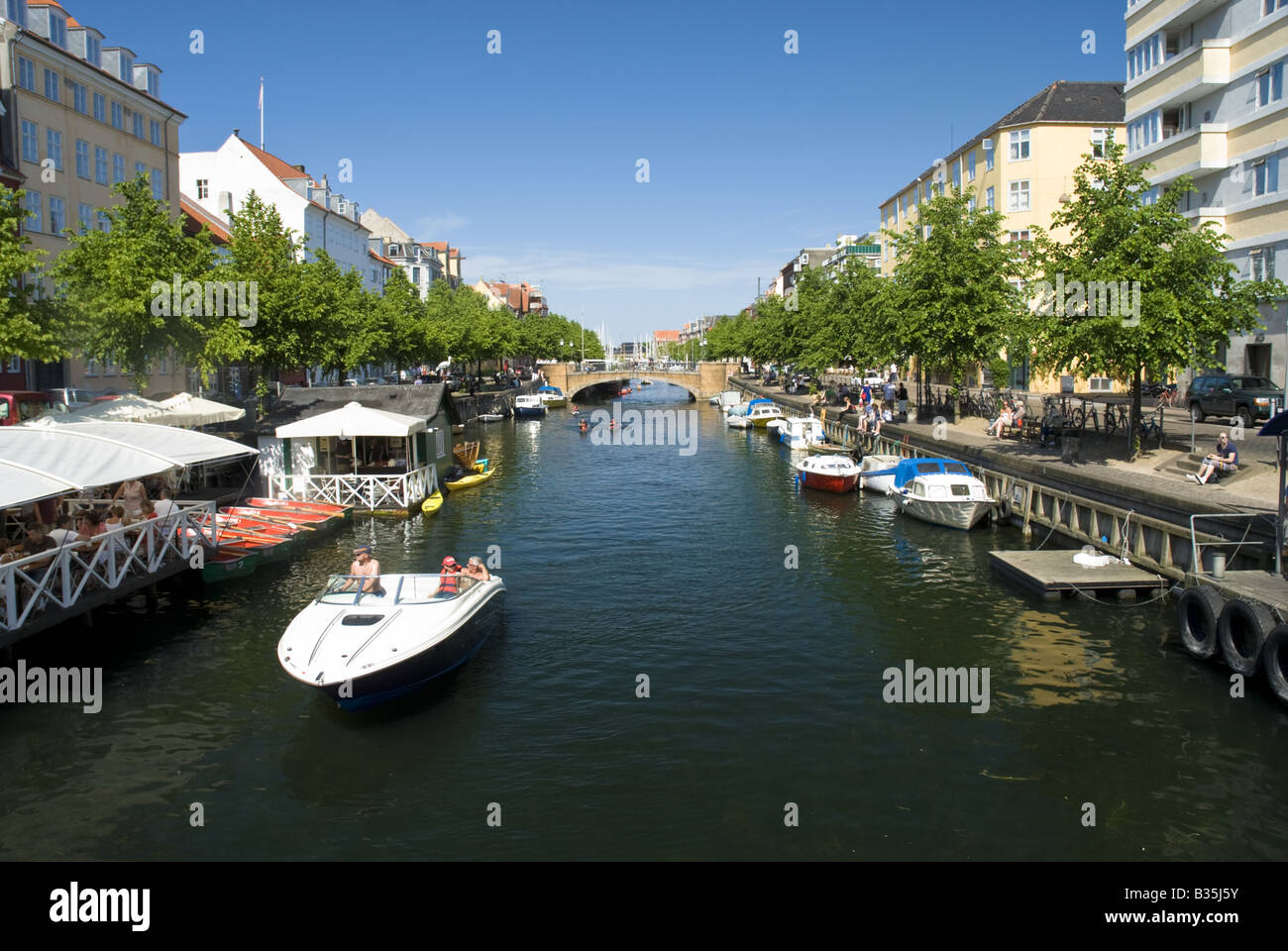 Ein Motorboot Kreuzfahrten auf dem Christianshavn Grande in Kopenhagen. Stockfoto