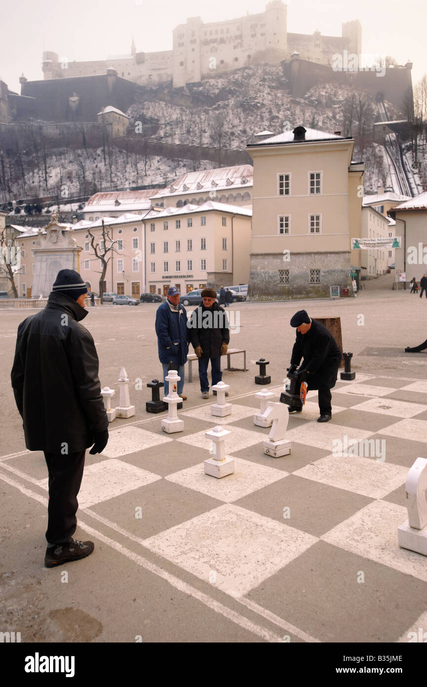 Riesiges Schachbrett in einem Quadrat in Saltzburg Österreich Stockfoto
