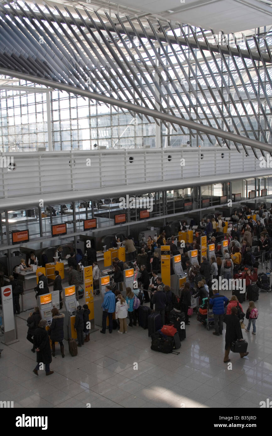 Der Check-in-Warteschlange am Flughafen München Stockfoto