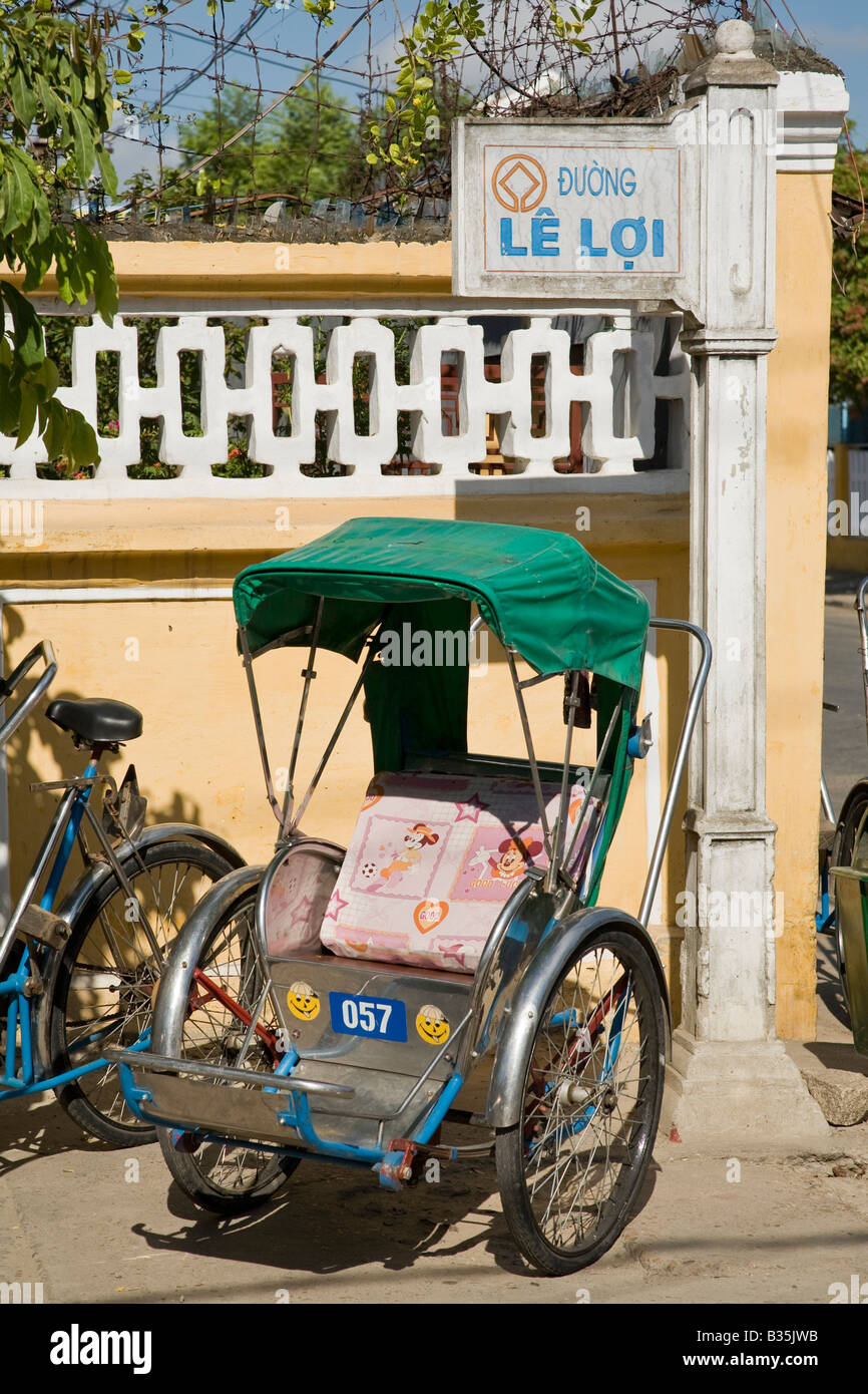 Eine ikonische Straßenszene Fahrradrikscha auf ein Hoi an einer Straße in Vietnam Stockfoto