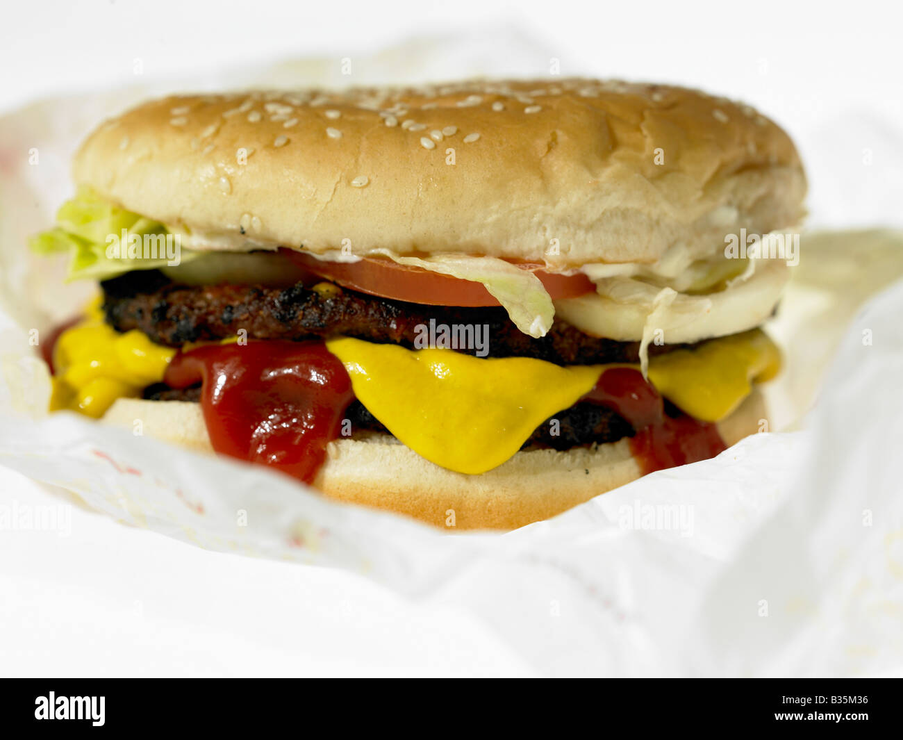 Ein Rindfleisch-Burger mit Toppings in Verpackung herausnehmen Stockfoto