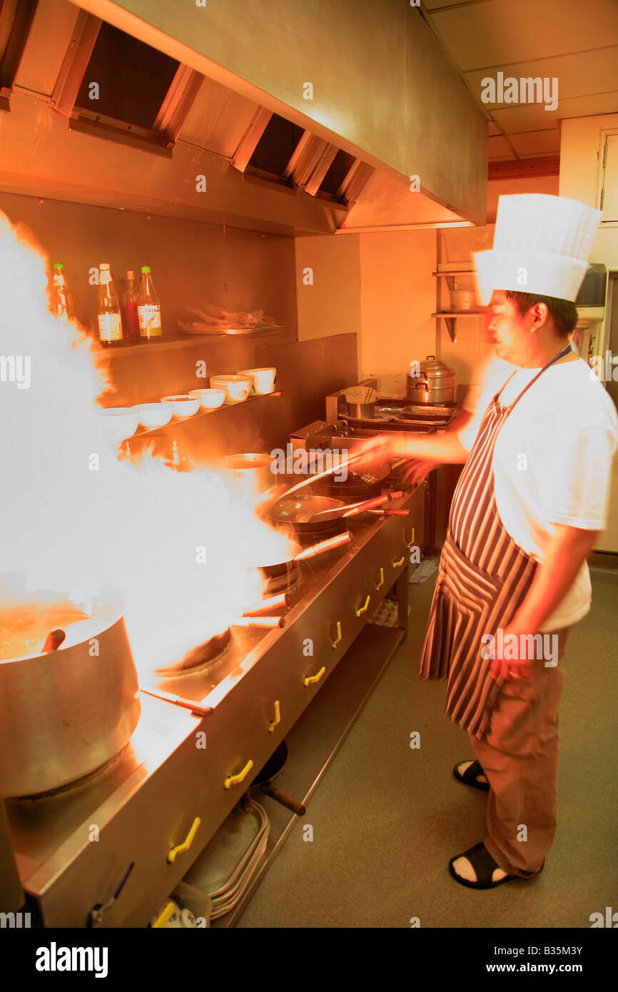 Männlichen Thai Koch mit flammender Wok in einer Restaurantküche,  orientalische Küche Stockfotografie - Alamy