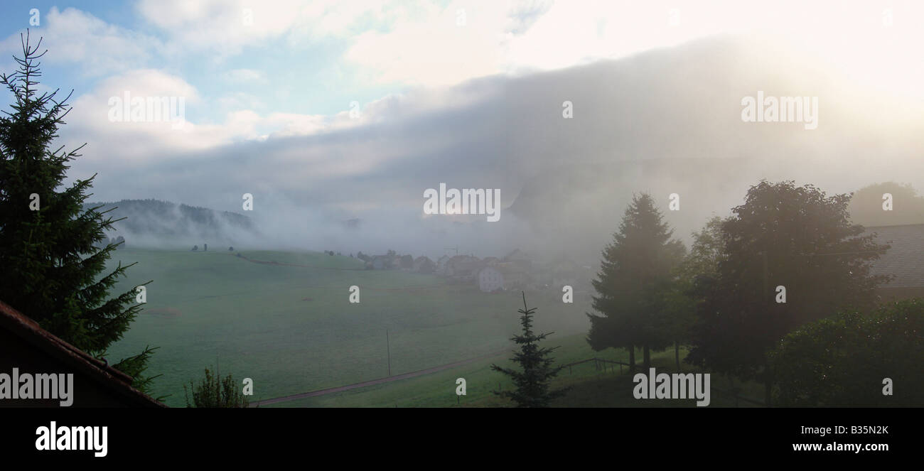 Dent de vaulion teilweise verdeckt von Nebel, Schweiz Stockfoto