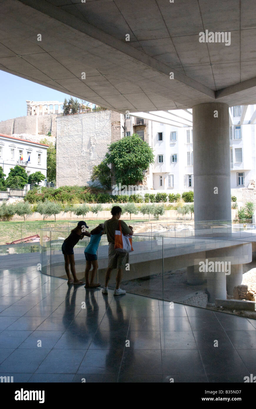 Besucher im Eingangsbereich zum neuen Akropolis Museum Athen 2008 Stockfoto