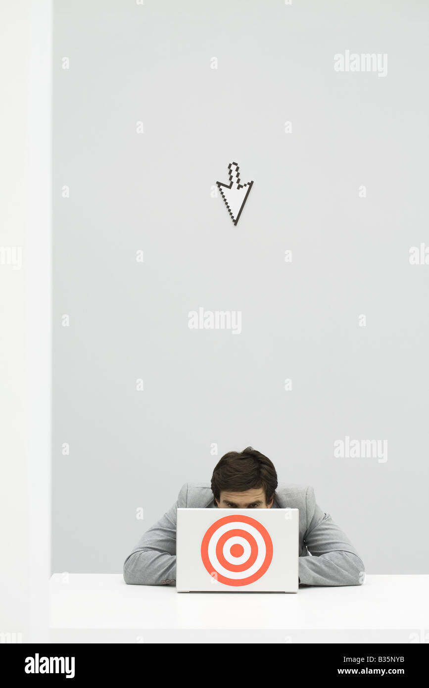 Computer-Cursor auf Geschäftsmann versteckt sich hinter Ziel gerichtet Stockfoto