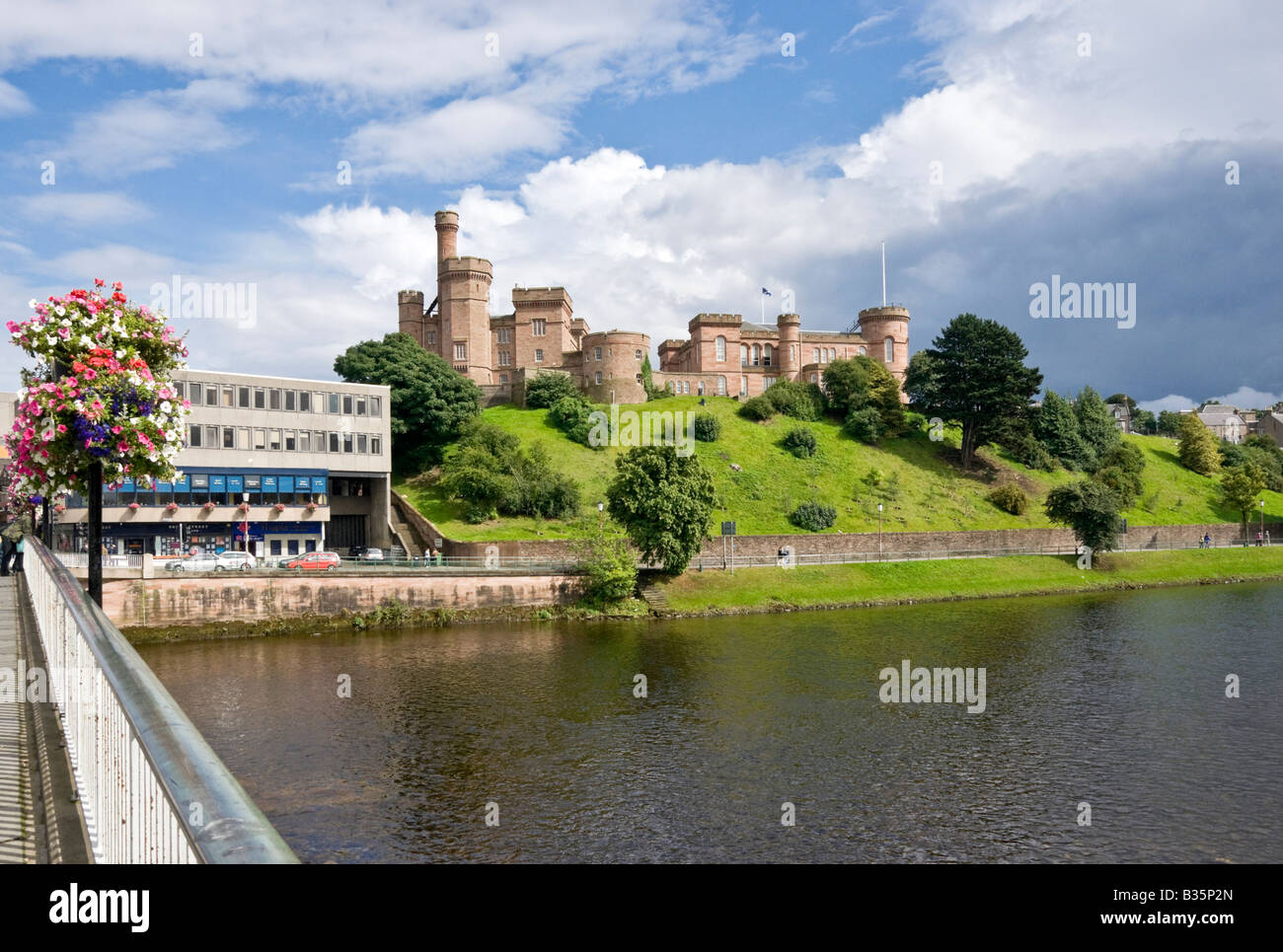 Inverness Castle an einem sonnigen Sommernachmittag von der Brücke über den Fluss Ness in Inverness Schottland aus gesehen Stockfoto