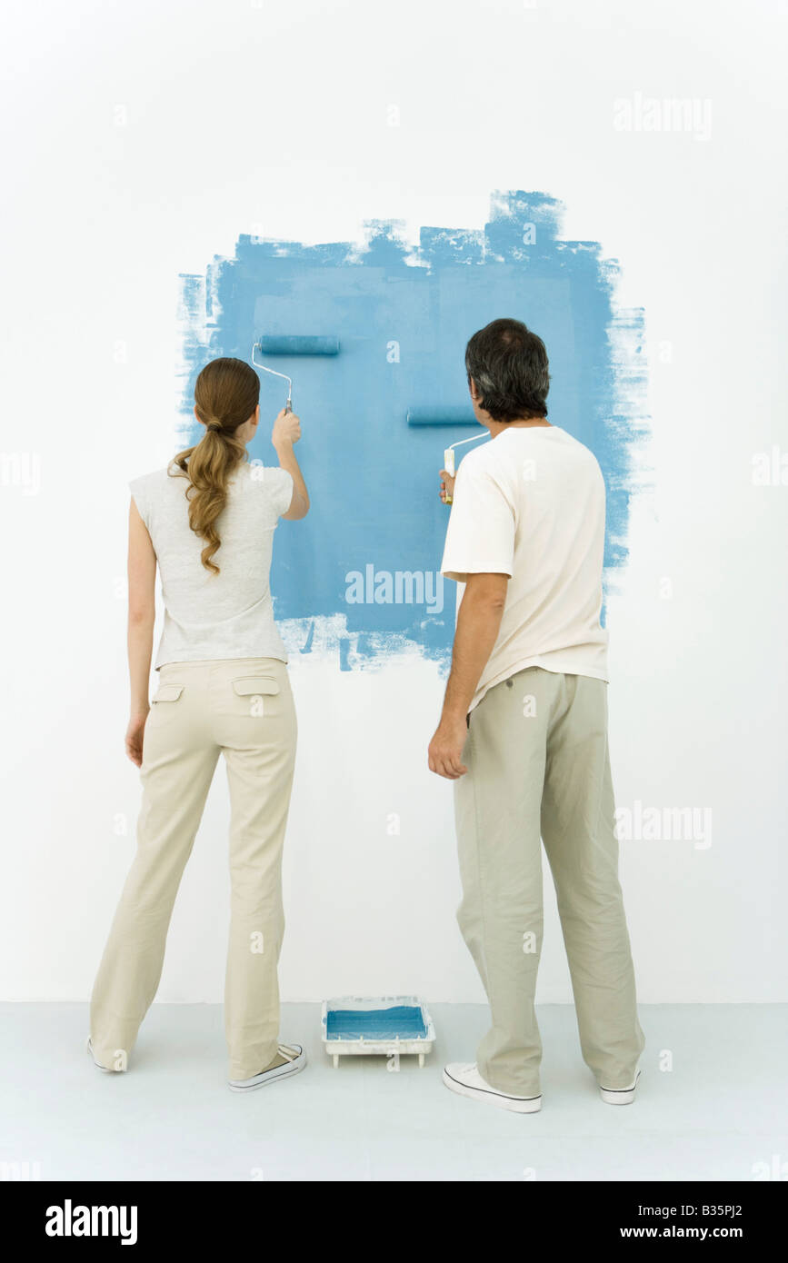 Paar Wandbemalung blau Rückansicht mit Rollen, Stockfoto