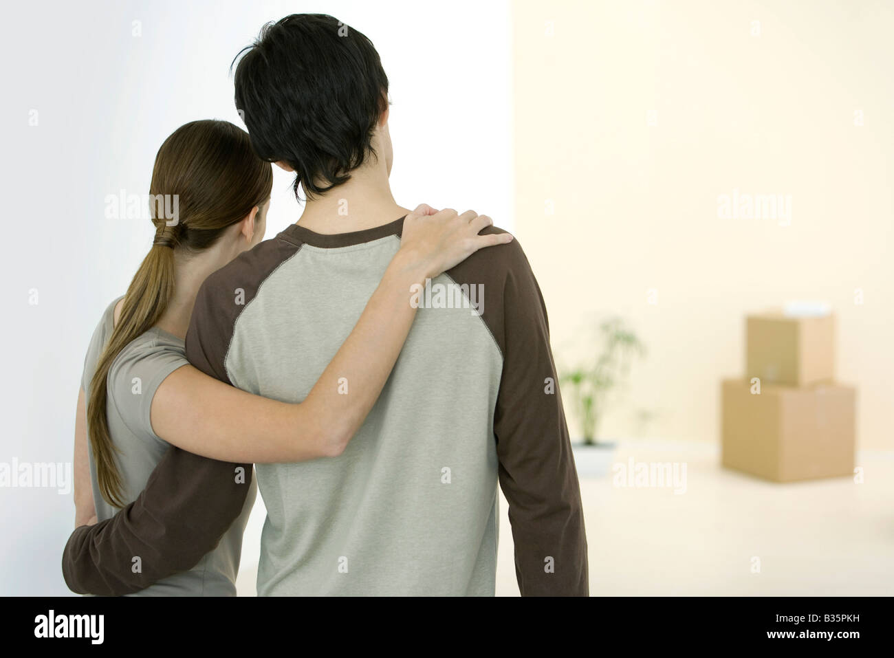 Paar, umarmen, Rückansicht suchen neues Zuhause, Stockfoto