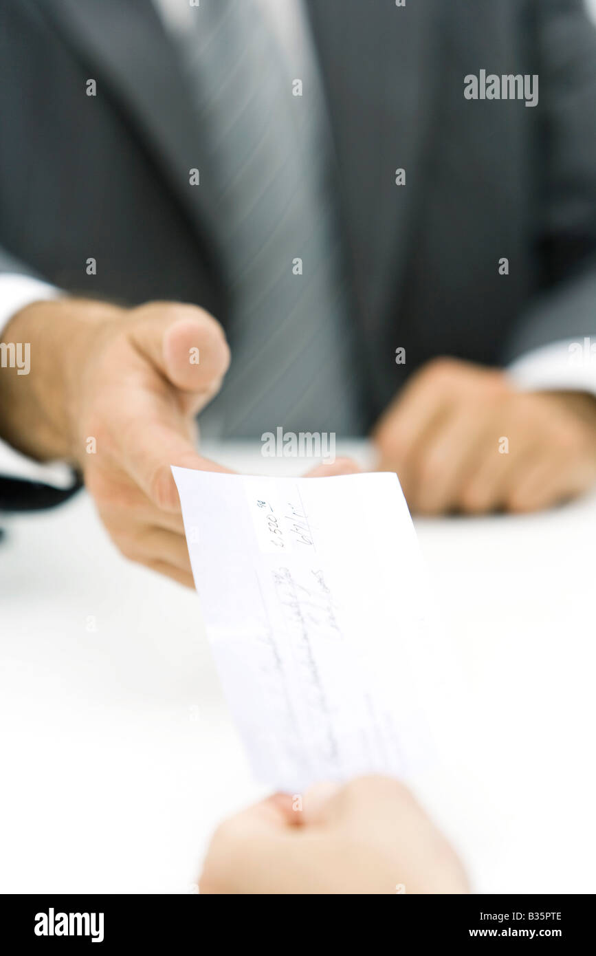 Geschäftsmann akzeptieren Scheck, Blick auf Hände abgeschnitten Stockfoto