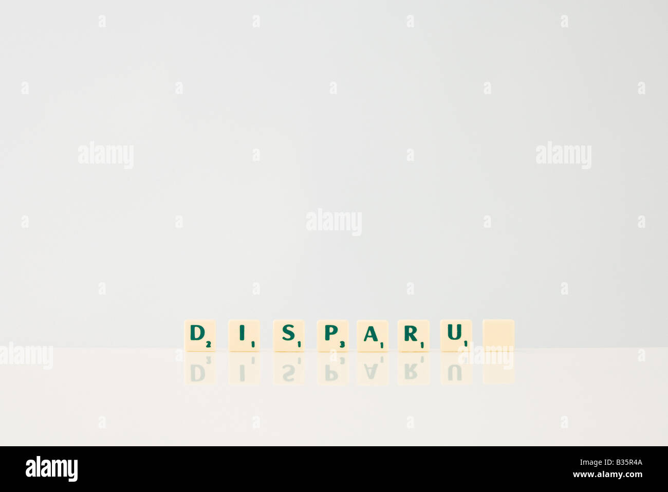 Wortspiel Fliesen Rechtschreibung das Wort "Disparu," ("verschwundenen" auf Französisch), mit letzten Kachel blank Stockfoto