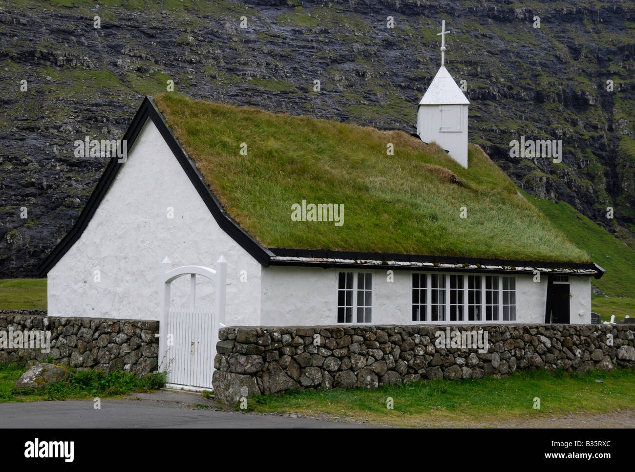 Rasen, überdachte Kirche Saksun Streymoy Färöer-Inseln Stockfoto