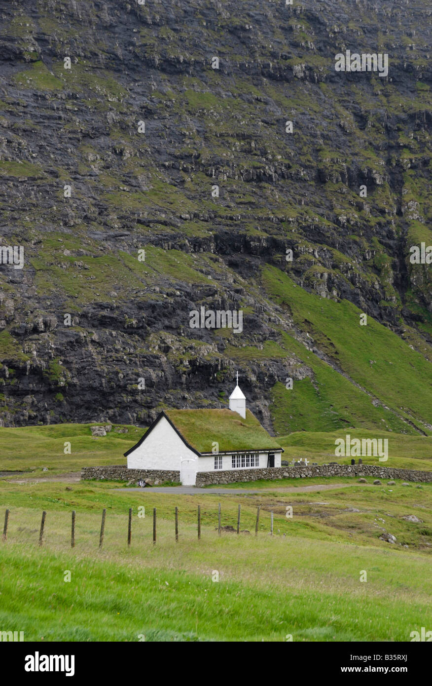 Rasen, überdachte Kirche Saksun Streymoy Färöer-Inseln Stockfoto