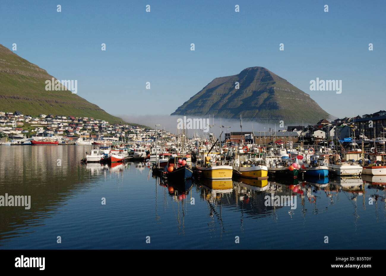 Boote im Hafen von Klaksvík Färöer-Inseln Stockfoto