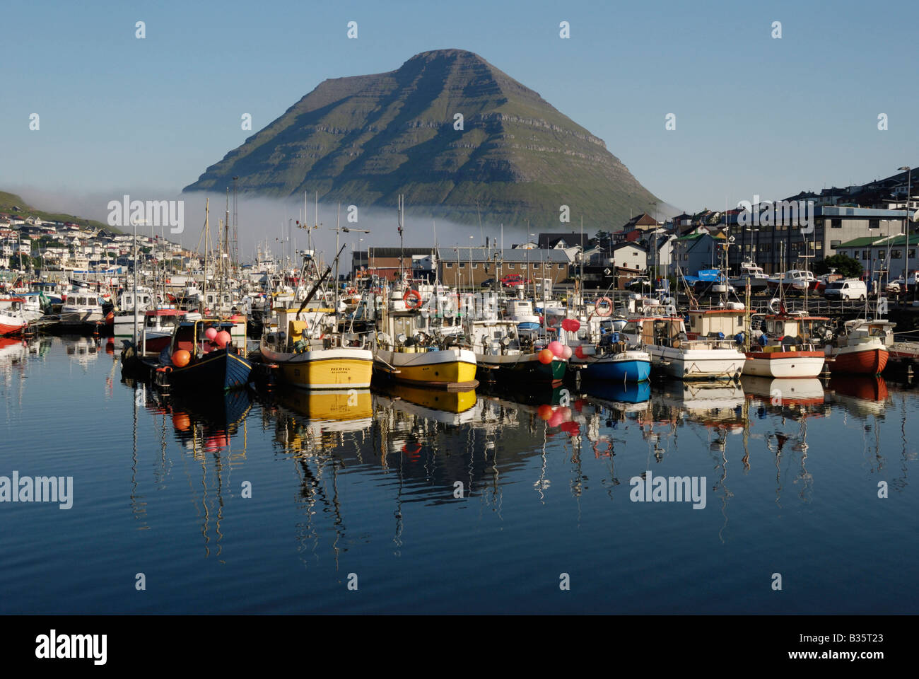 Boote im Hafen von Klaksvík Färöer-Inseln Stockfoto