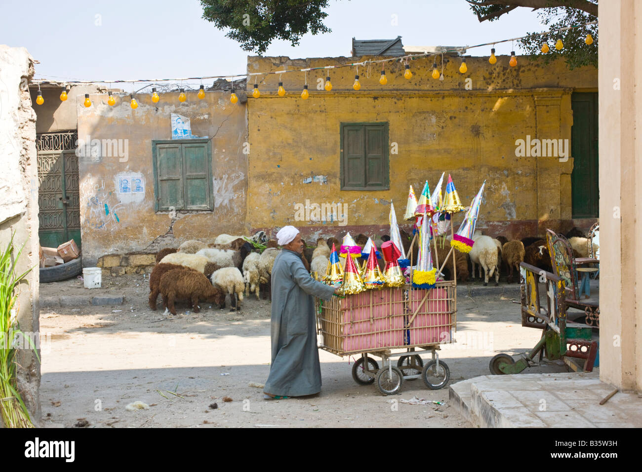 Verkäufer von Festival Hüte für Ramadan im Armenviertel von Kairo Stockfoto