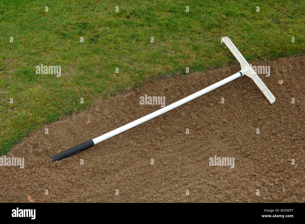 Golf Bunker Rechen Stockfoto