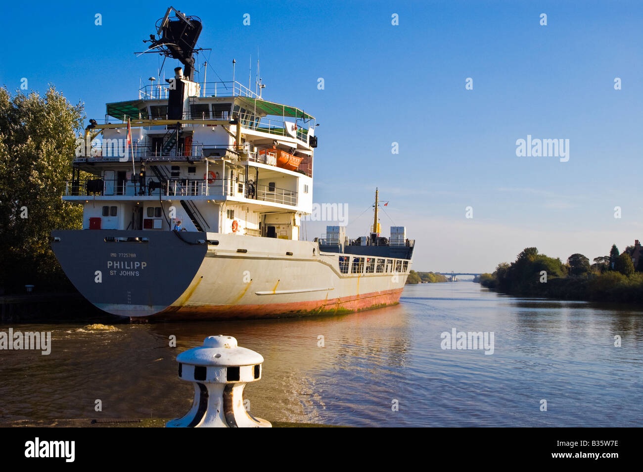 Schiff passieren Latchford Schlösser in Warrington auf Manchester Ship Canal Überschrift zu Salford Docks, UK Stockfoto