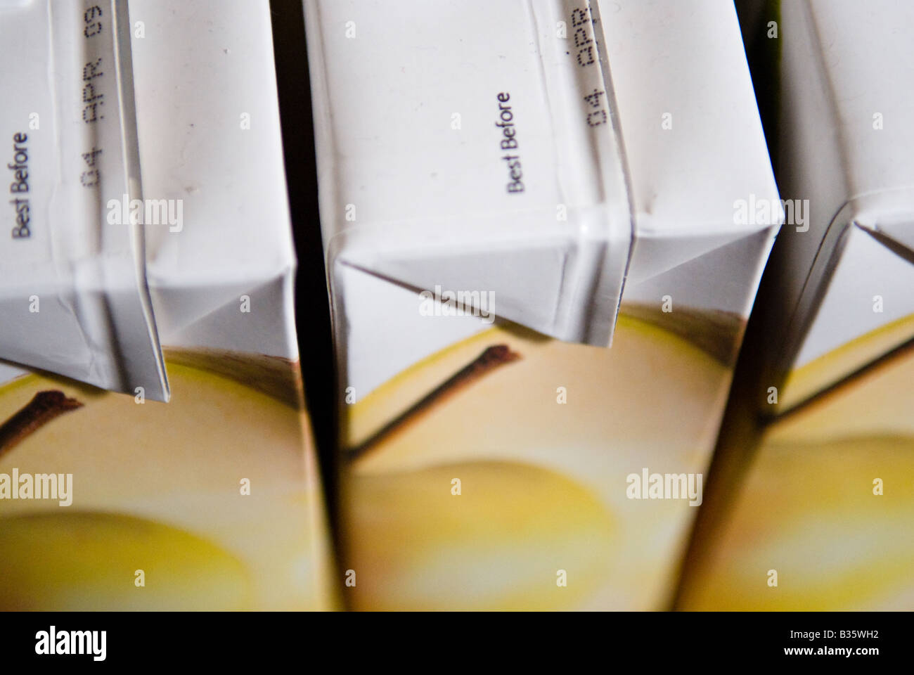 Kartons mit Apfelsaft Stockfotografie - Alamy