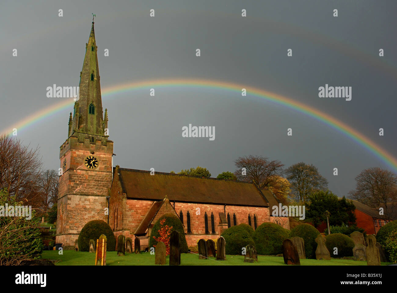 Kirche St. Benedict Biscop und Rainbow Wombourne Staffordshire Stockfoto