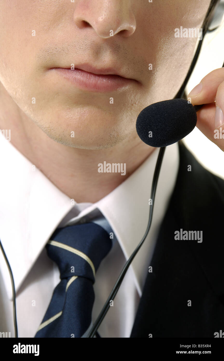 Nahaufnahme von einem männlichen Kundendienstmitarbeiter sprechen über einen Kopfhörer Stockfoto