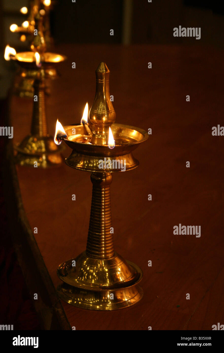 Lampen in alten traditionellen indischen Keralite Malayalee Häuser am Abend verwendet, um einen religiösen Brauch symbolisieren Stockfoto