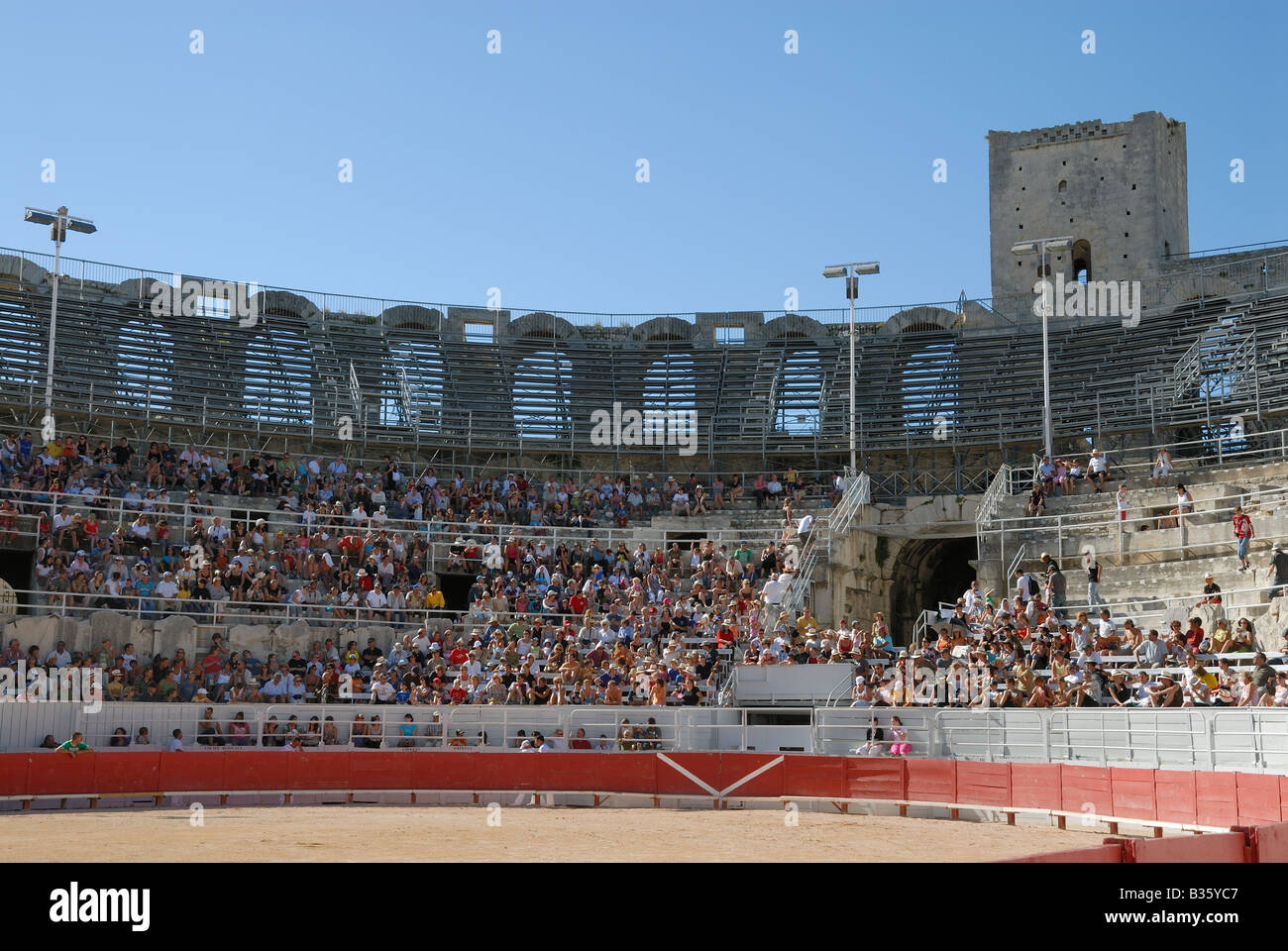 Zuschauer in der römischen Arena in Arles, Frankreich Stockfoto