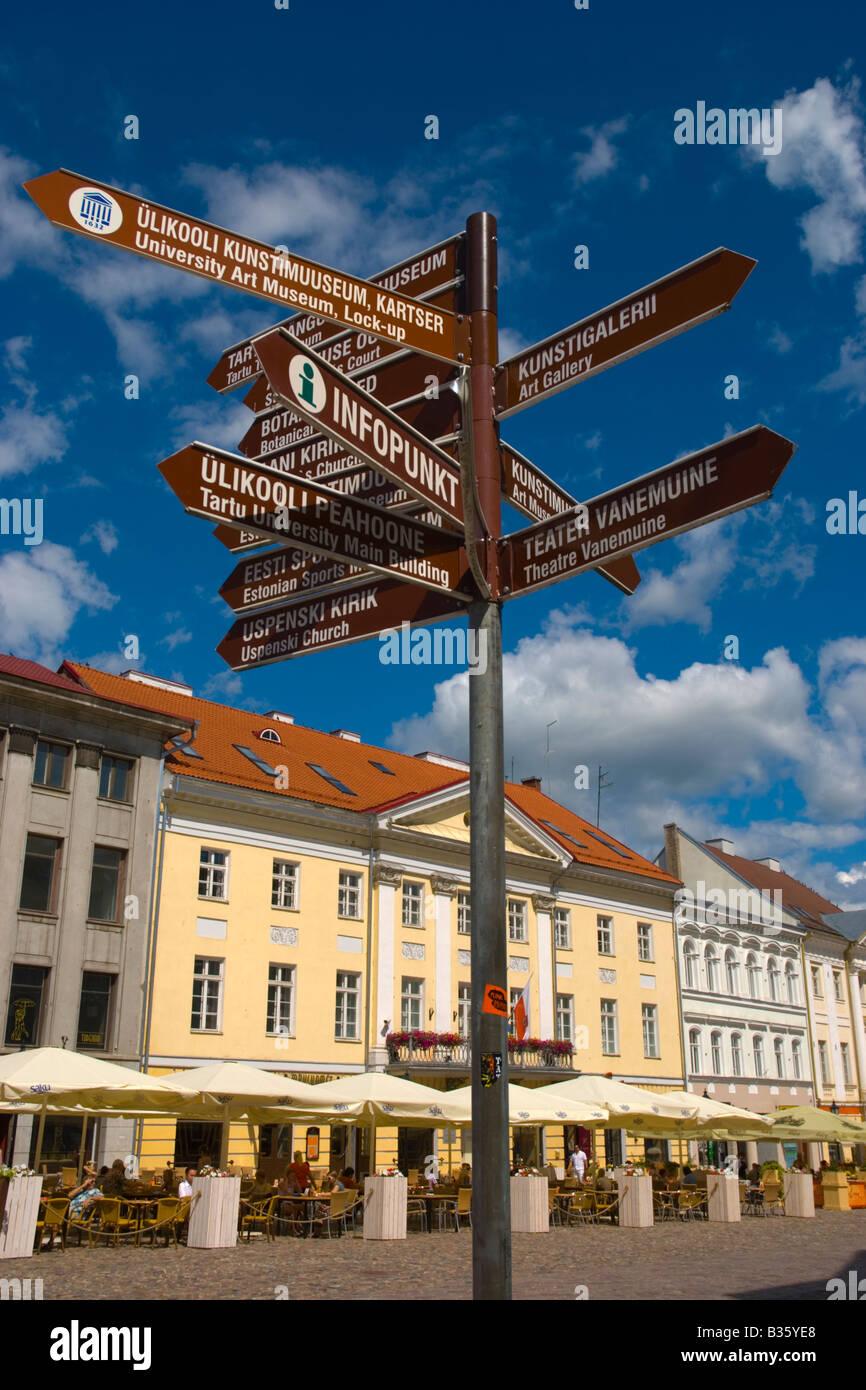 Wegweiser für Touristen am Raekoja bezahlt den Hauptplatz in Tartu Estland Europa Stockfoto