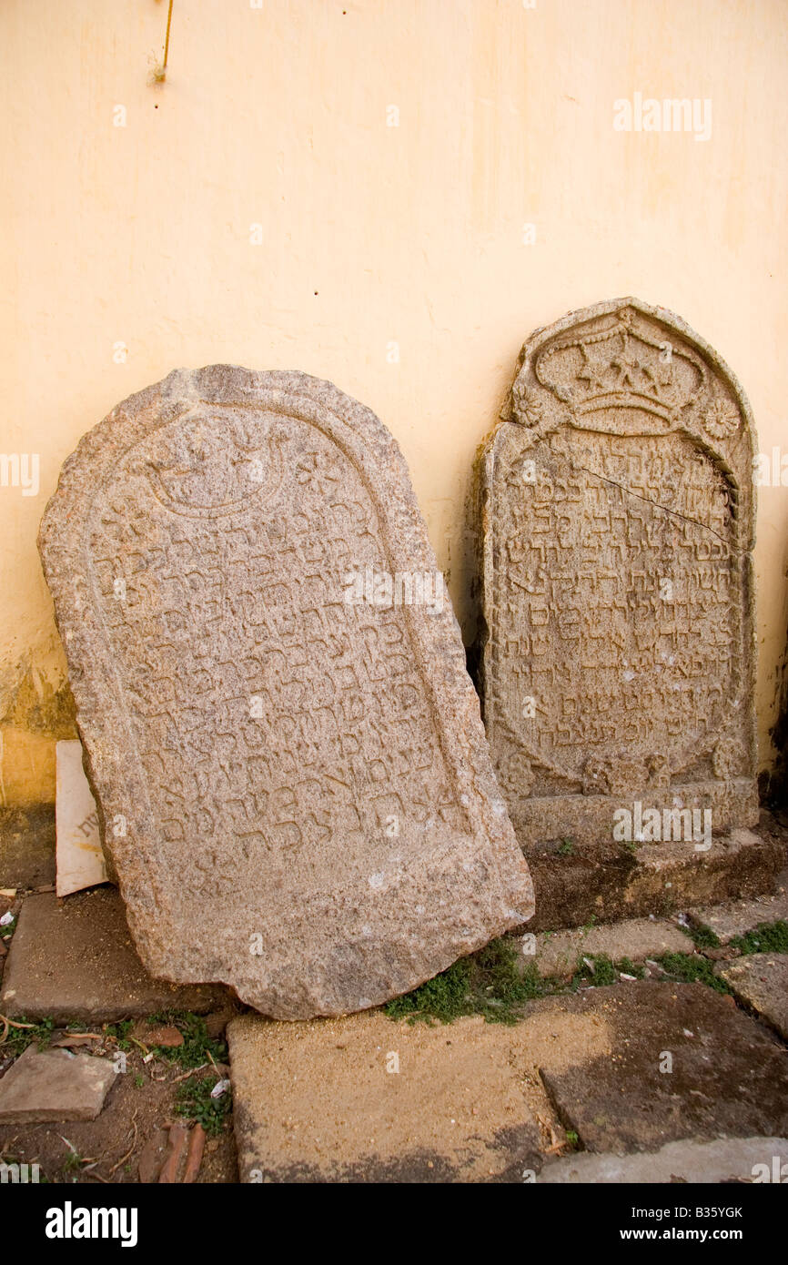 Steinen in hebräische Schrift Pardesi Synagoge in Jew Town, Teil von Kochi in Kerala, Indien eingeschrieben. Stockfoto