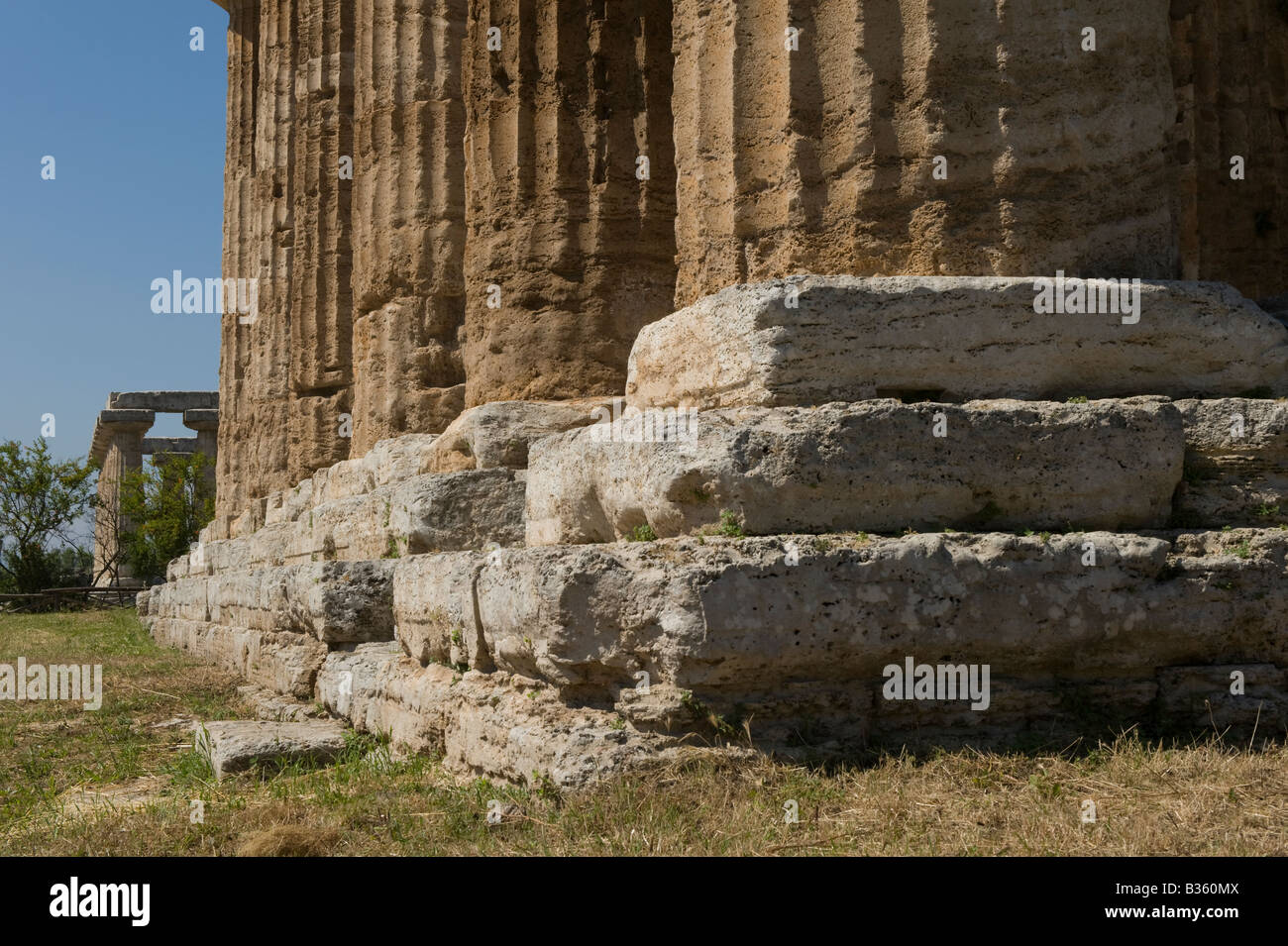 Tempel des Neptun (5. Jh. v. Chr.) mit der Tempel der Hera (6. Jh. v. Chr.) im Hintergrund Stockfoto