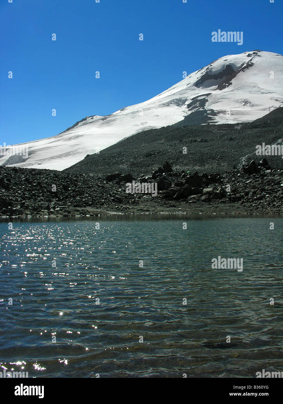 Bergsee auf einem Hintergrund von Schnee bedeckt oben Stockfoto