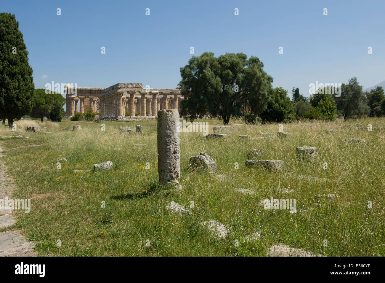 Tempel der Hera (6. Jh. v. Chr.) mit anderen Ruinen Stockfoto