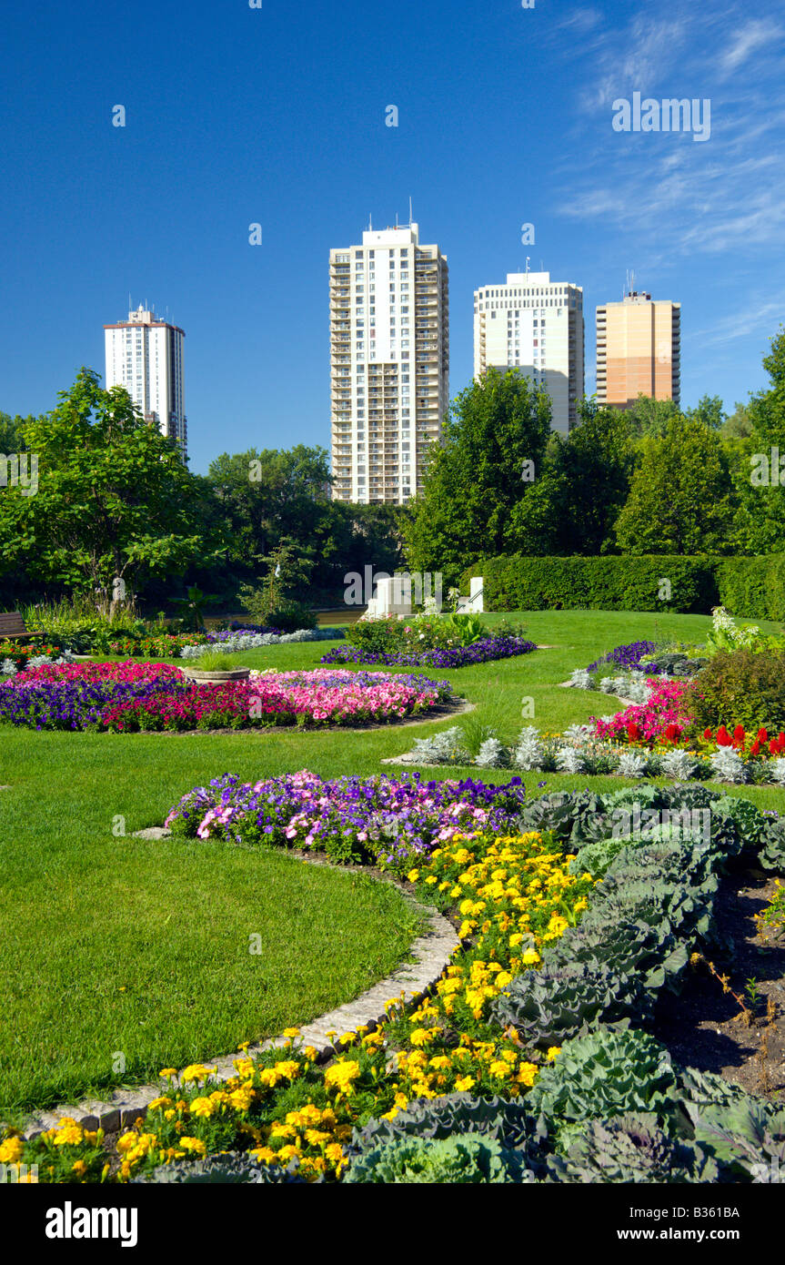 Formale Gärten auf die Manitoba gesetzgebenden Gebäude mit Wohnung Blöcke im Hintergrund. Stockfoto