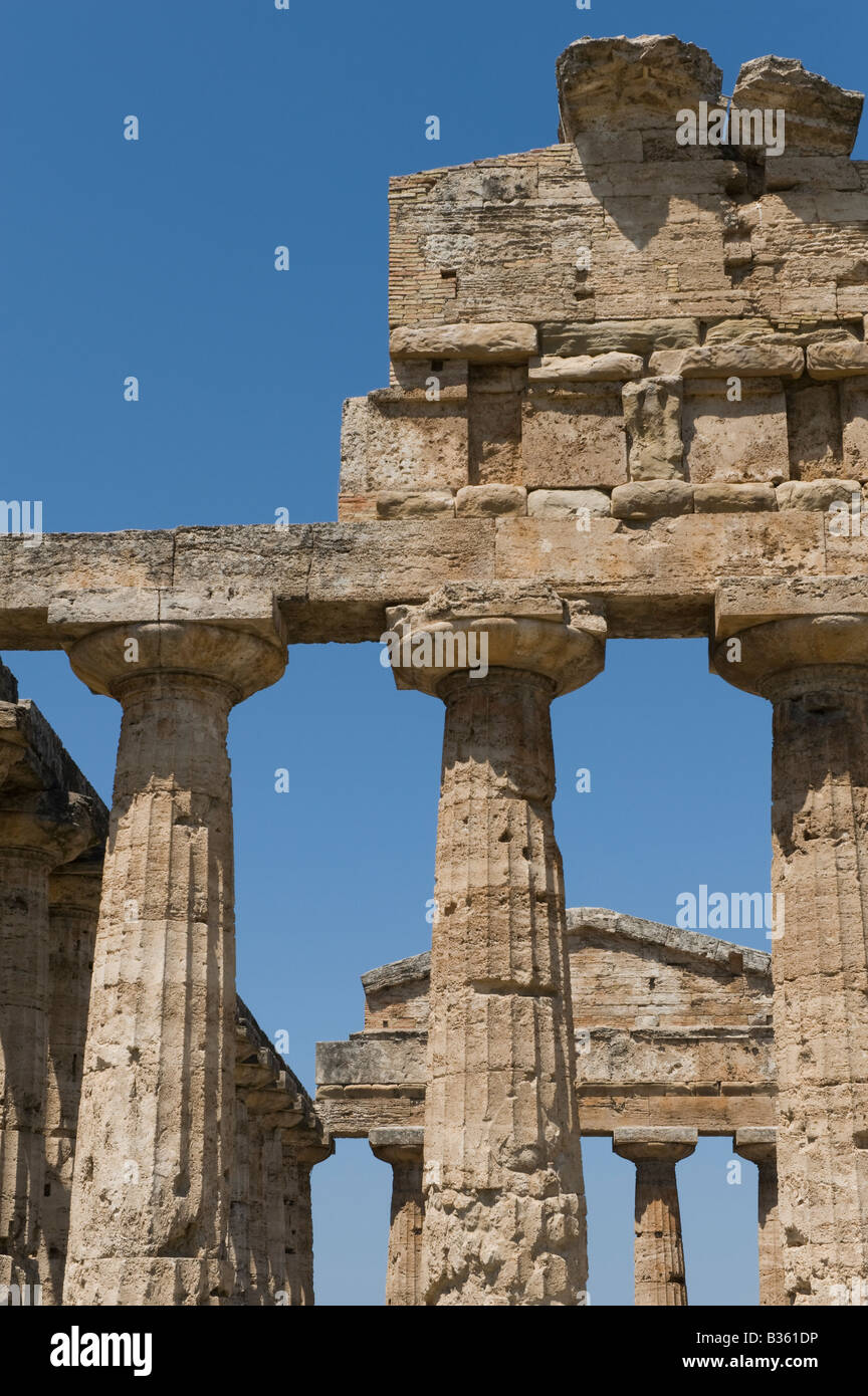 Tempel der Ceres (6. Jh. v. Chr.) mit seiner einzigartigen hohen Giebel. Stockfoto