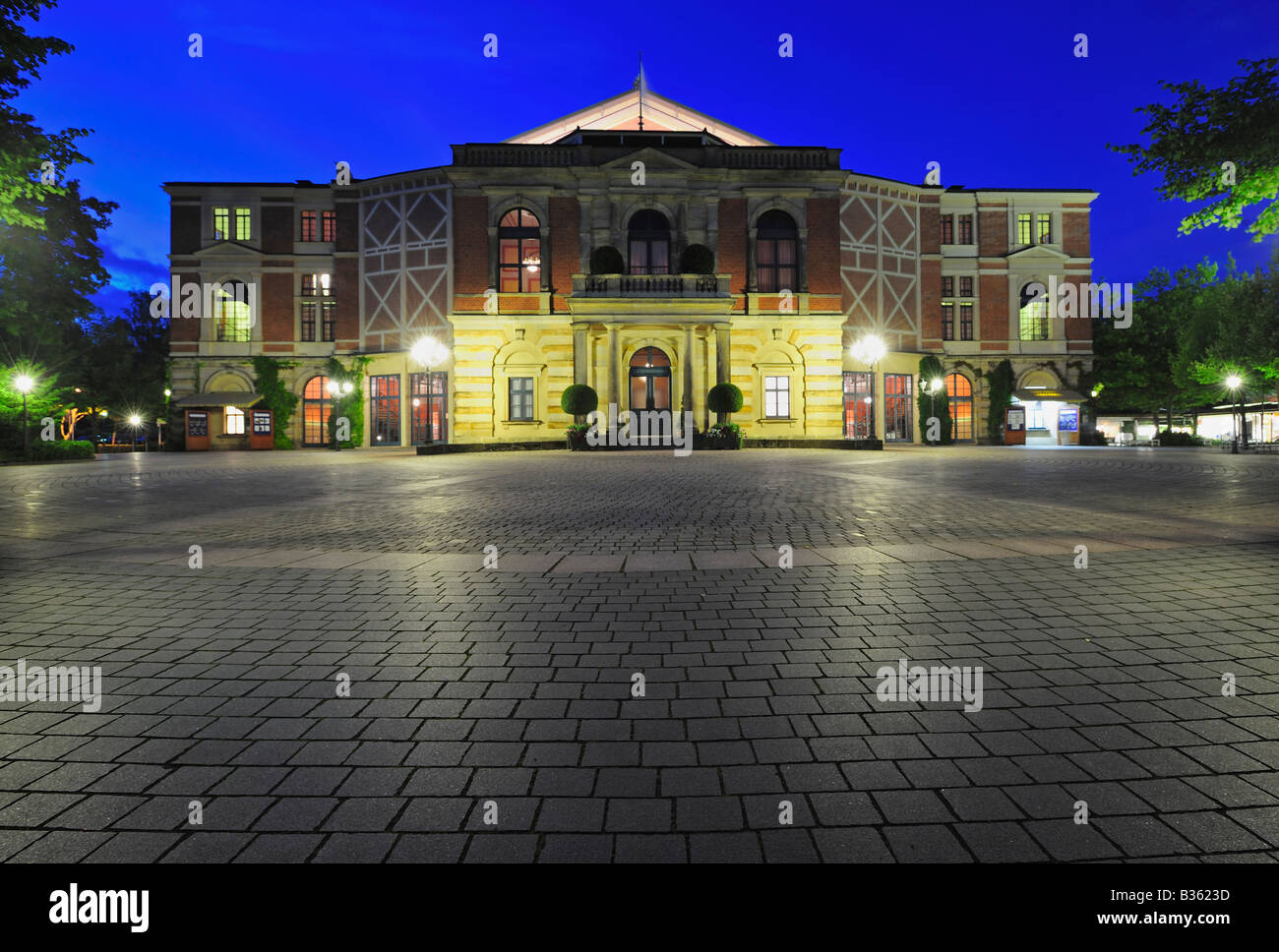Bayreuther Festspielhaus bei Nacht Bayreuth Bayern Deutschland Stockfoto