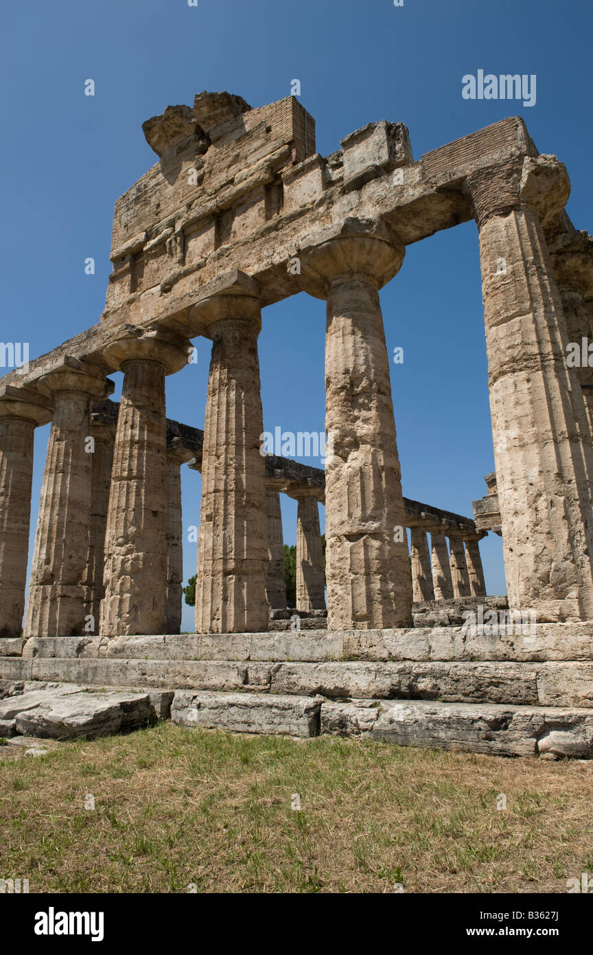 Tempel der Ceres (6. Jh. v. Chr.) mit seiner einzigartigen hohen Giebel. Stockfoto