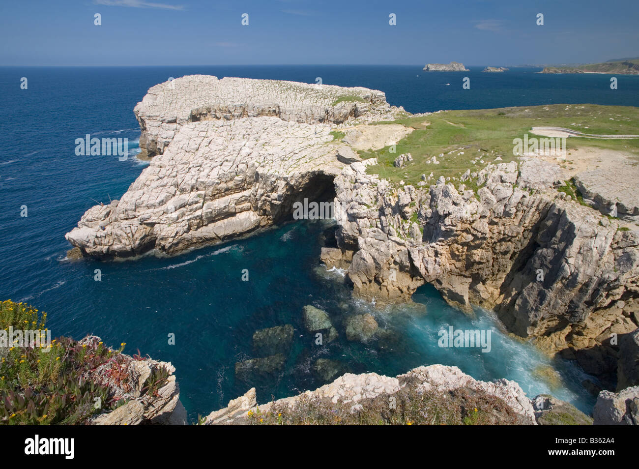 Schroffe Klippen und Küsten von Kantabrien in Suances Stockfoto