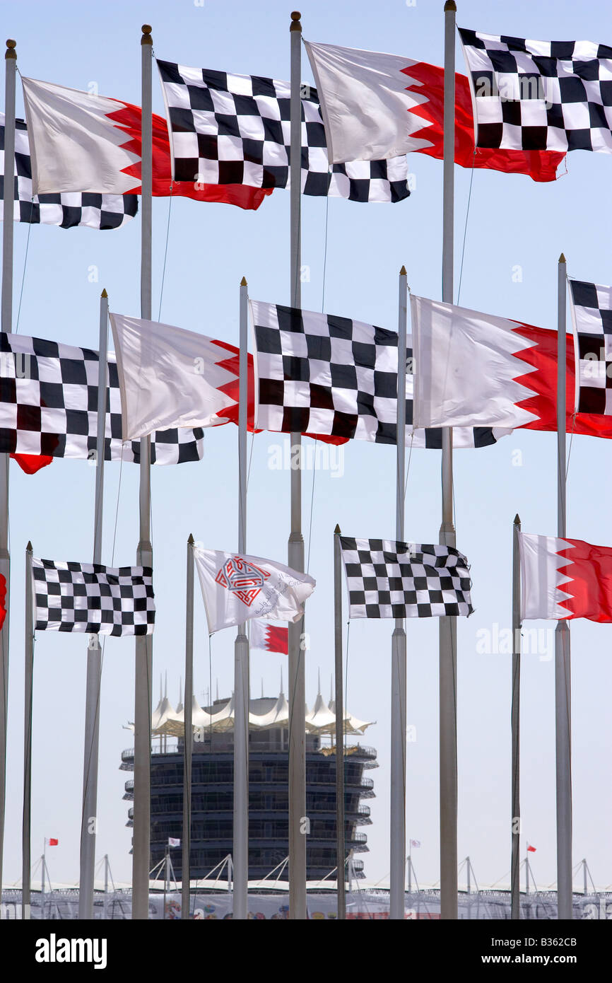 Kariert und Bahrain Flaggen wehen auf der 2008 Formel 1 Grand Prix von Bahrain Stockfoto