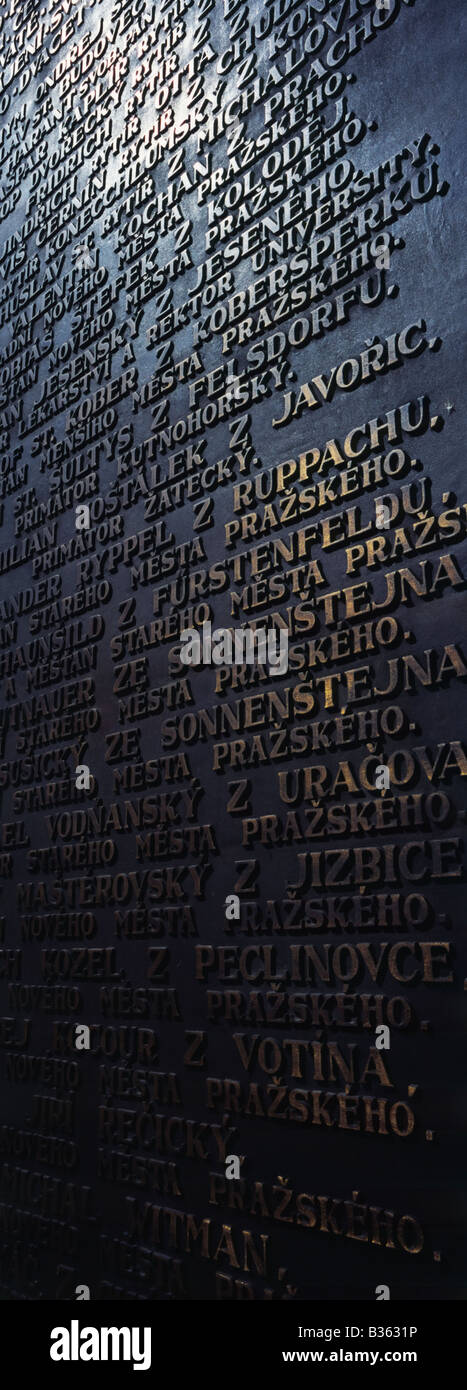 Liste der Namen in Gedenken an die Tschechen, die Kampf gegen Nazi-Besatzung im zweiten Weltkrieg starben Bronze gegossen Stockfoto