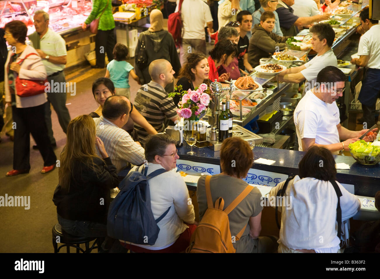 Spanien Barcelona Kunden sitzen an Tapas Bar Restaurant in La Boqueria Markt Stockfoto