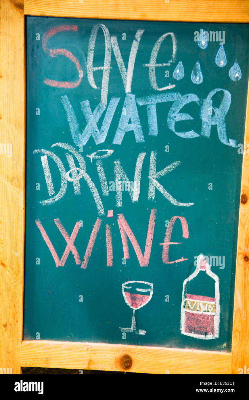 Spanien Barcelona sparen Wasser trinken Wein Zeichen geschrieben auf Tafel in La Boqueria produzieren Markt Stockfoto