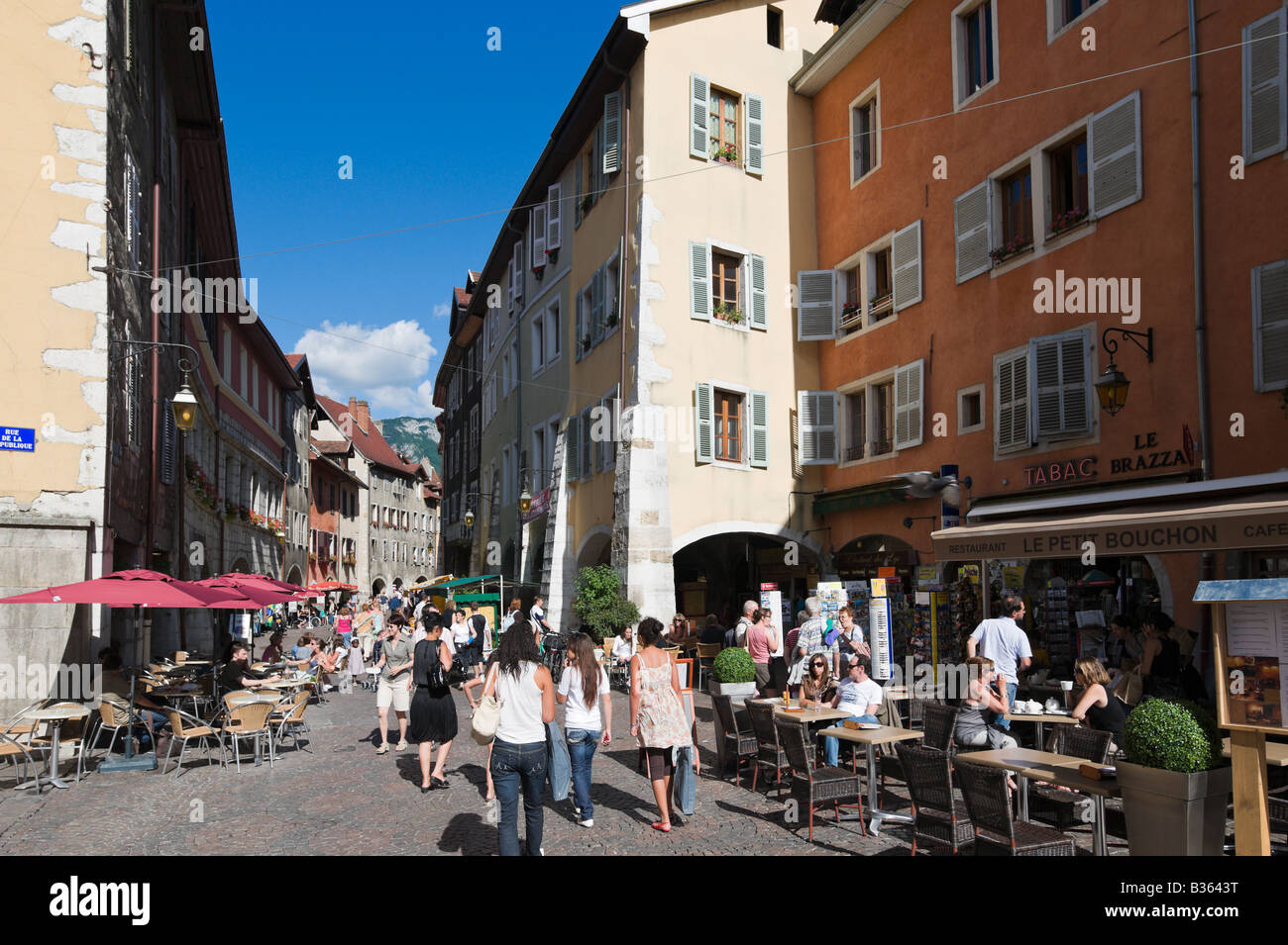 Straßencafé in Place De La République im Zentrum der Altstadt, Annecy, Französische Alpen, Frankreich Stockfoto