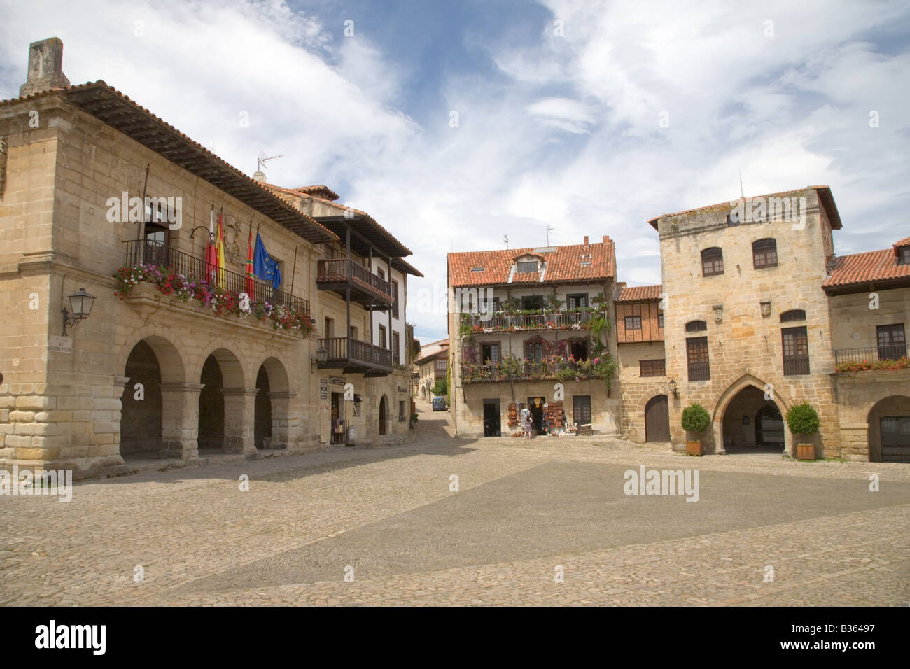 Plaza Mayor In Santillana Del Mar Im Norden Von Spanien Kantabrien plaza-mayor-in-santillana-del-mar-im-norden-von-spanien-kantabrien