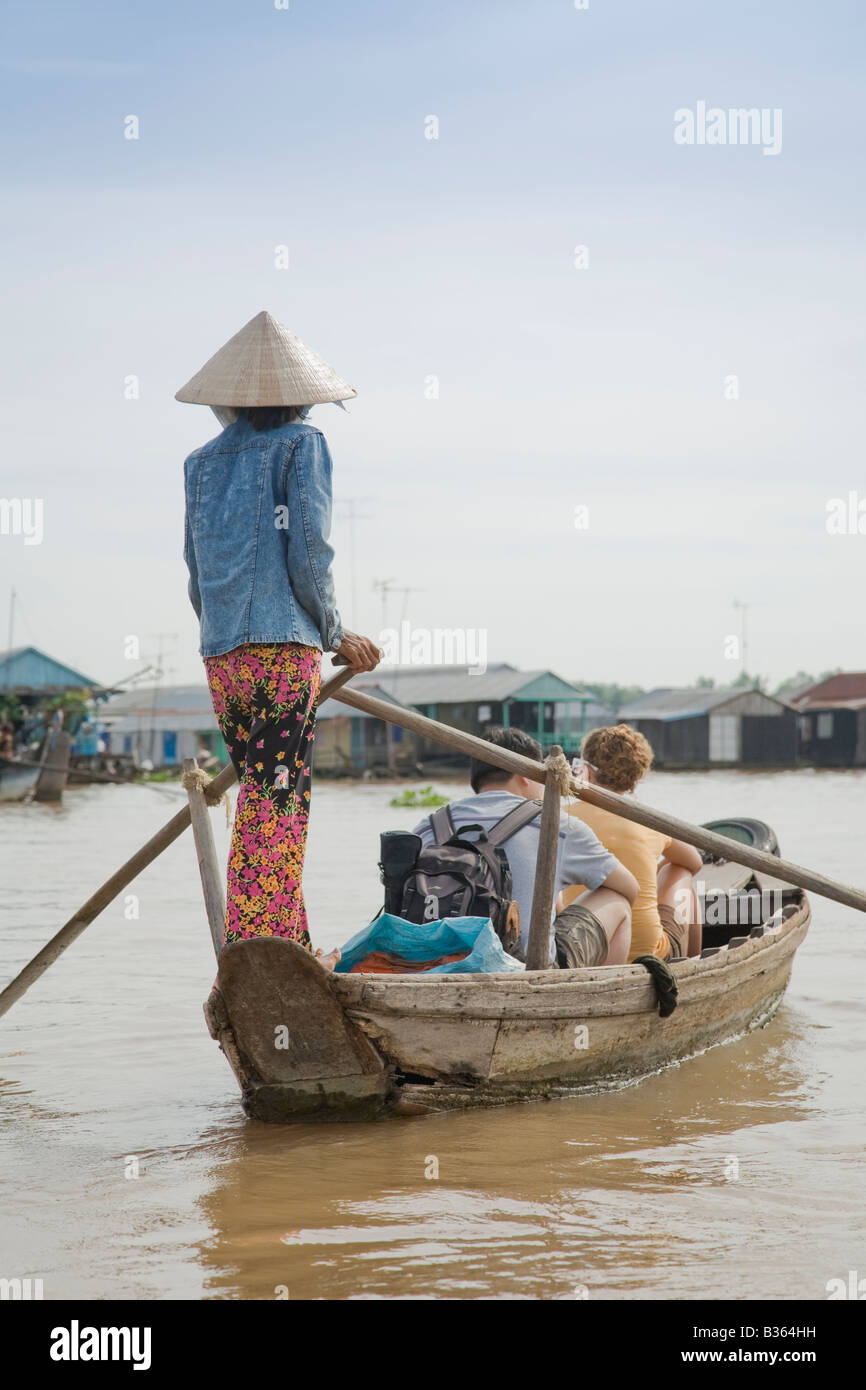 Eine Vietnamesin Ruder Touristen flussabwärts in die Meking Delta, Vietnam Stockfoto