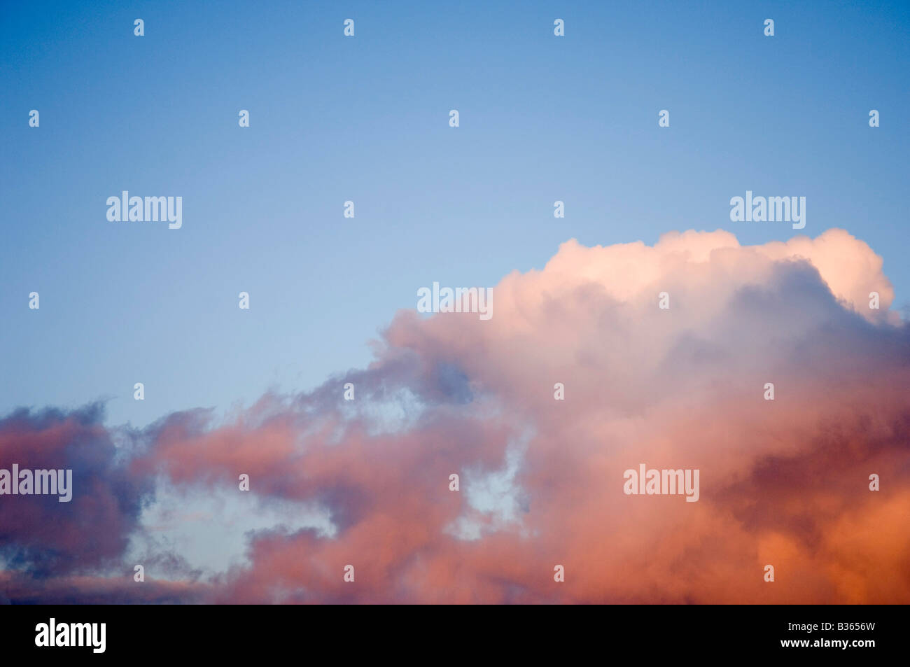 dramatische Wolken am späten Nachmittag im Herbst Stockfoto