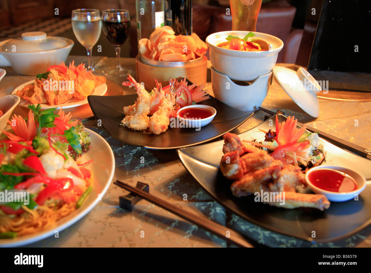Orientalische Küche Pad Thai Reis-Gerichte, Thai Essen in einem Restaurant Ambiente mit einer Auswahl an anderen Gerichten Stockfoto