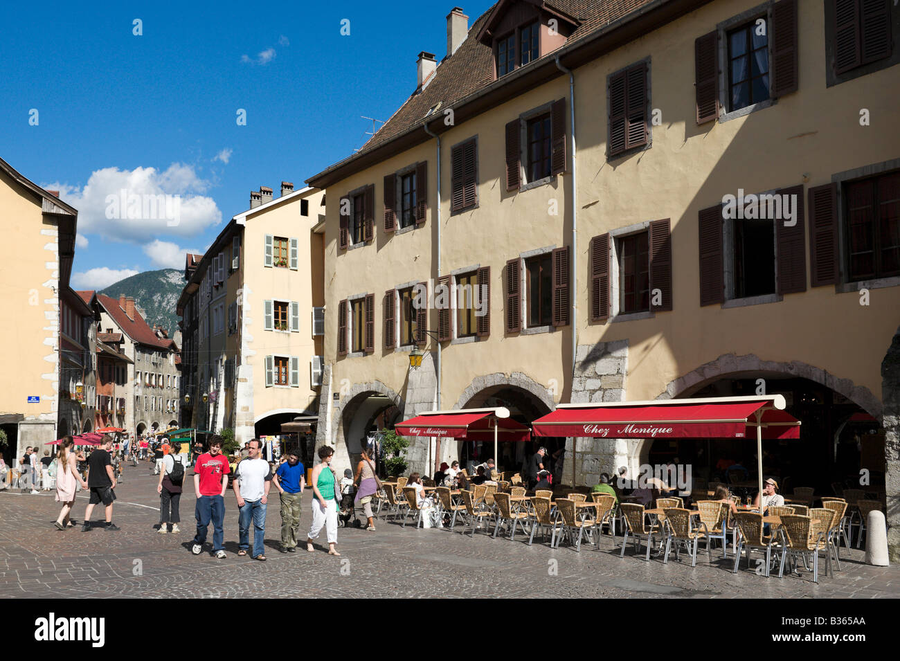 Straßencafé in Place De La République im Zentrum der Altstadt, Annecy, Französische Alpen, Frankreich Stockfoto