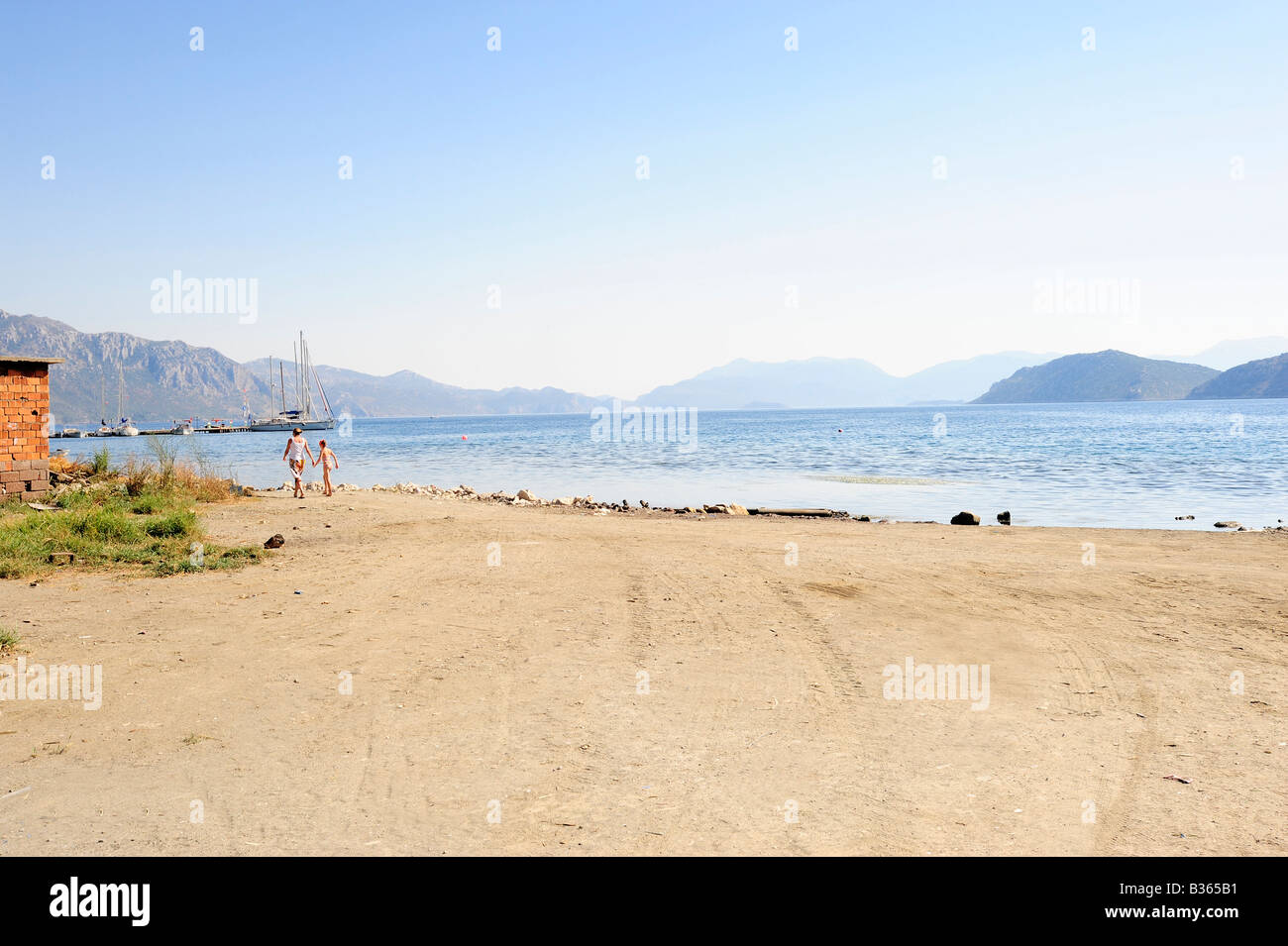 Menschen genießen Sie einen Spaziergang am Strand in der Türkei Stockfoto