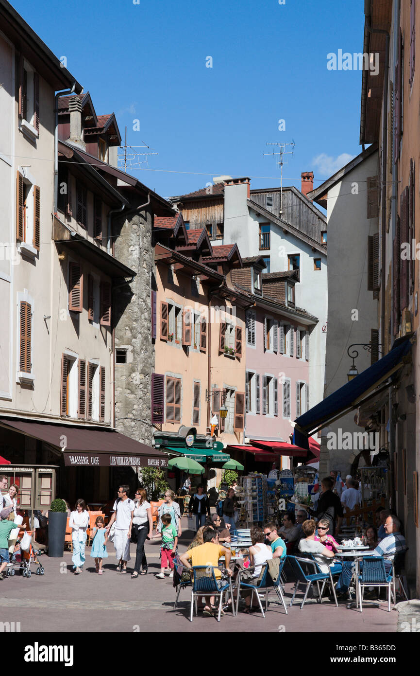 Straßencafé im Zentrum der Altstadt, Annecy, Französische Alpen, Frankreich Stockfoto